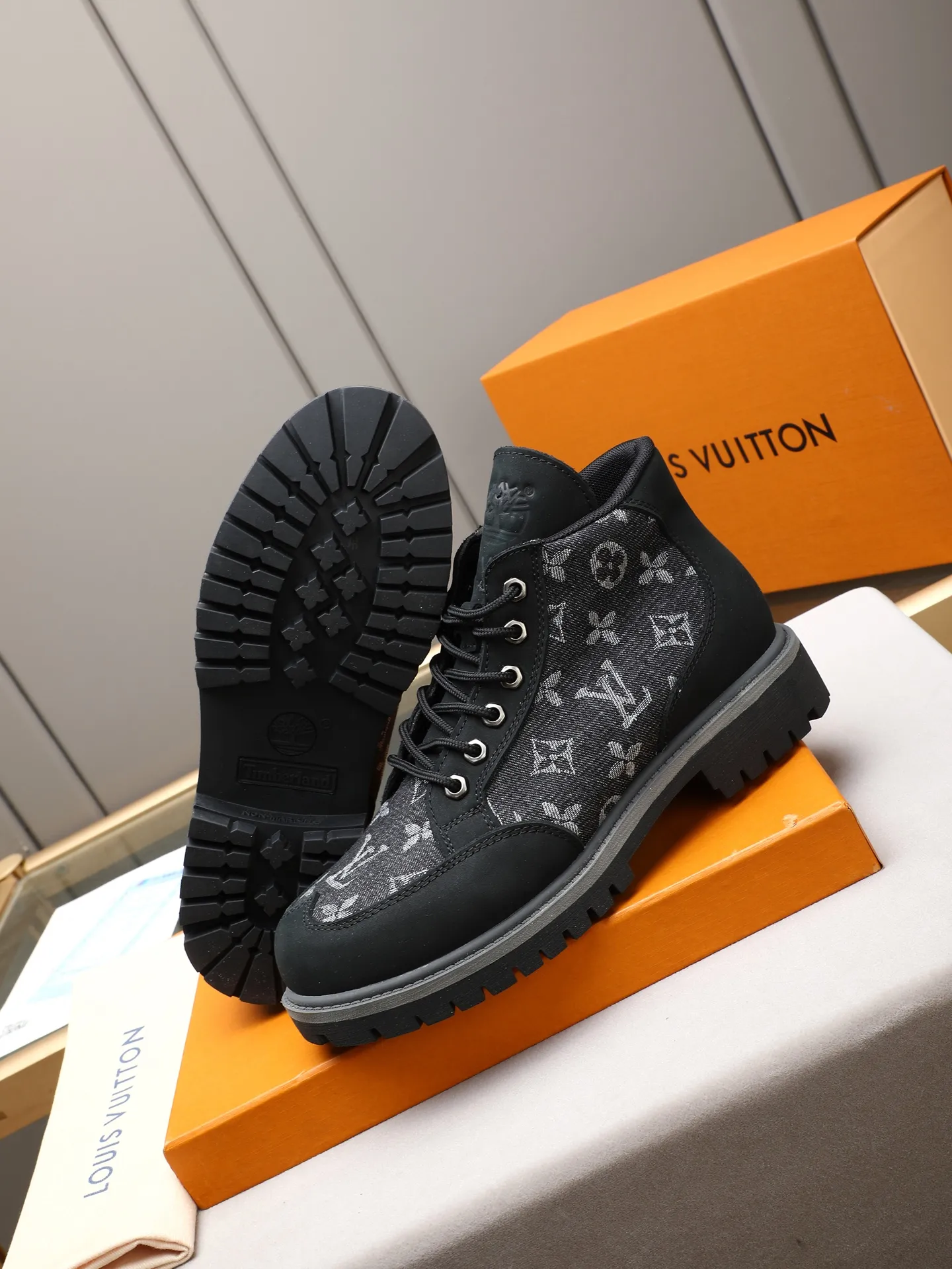 PP460 LOUIS VUITTON ss25 LV donkey brand new thick-soled lace-up big-toe shoes men's casual shoes high-top short boots. These boots are crafted from top-grain calf leather for a lightweight and comfortable fit. The thick EVA outsole is embellished with eye-catching ridges, and the trendy attitude of being both strong and soft makes it an everyday choice. ✔Upper: imported first-layer cowhide ✔Inner lining: sheep lining ✔Outsole: original molded outsole Size: 38-44 (45 customized)